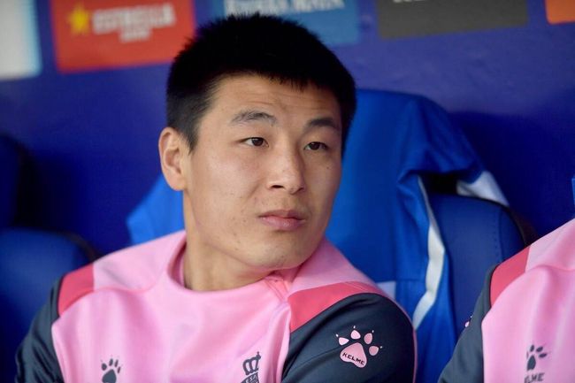 德川幕府统治下的江户时期，位于丰后的羽根藩内，青年军人檀野庄三郎（冈田准一 饰）和友人由于小事起了争执，继而拔刀伤及对方。家老中根兵右卫门（串田和美 饰）赦宥他的极刑，转而命其监督住在城外小山村的军人户田秋谷（役所广司 饰）的动向。户田曾担负郡奉行，与家总是儿时老友。七年前他涉嫌和藩主的侧室（寺岛忍 饰）通奸而被问罪，因为秋谷一向负责撰写羽根藩家谱，是以藩主命其在十年内完成家谱的编写，并于落成之日切腹自杀。抱着各种迷惑，庄三郎见到了淡定自如的秋谷及其老婆织江（原田美枝子 饰）、女儿薰（堀北真希 饰）和少年军人郁太郎（吉田晴登 饰）。相处的进程中，庄三郎垂垂被秋谷的人格所传染，他在查询拜访七年前的事务时，则发现了一些被人决心隐瞒的本相……本片按照作家叶室麟的作品《秋蜩》改编。